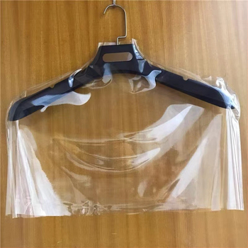 Läbipaistev plastmassist riidekaitseümbris, tolmu- ja niiskuskindel, moodne minimalistlik stiil