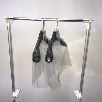 Läbipaistev plastmassist riidekaitseümbris, tolmu- ja niiskuskindel, moodne minimalistlik stiil