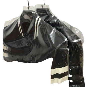 Läbipaistev plastmassist riidekaitseümbris, tolmu- ja niiskuskindel, moodne minimalistlik stiil