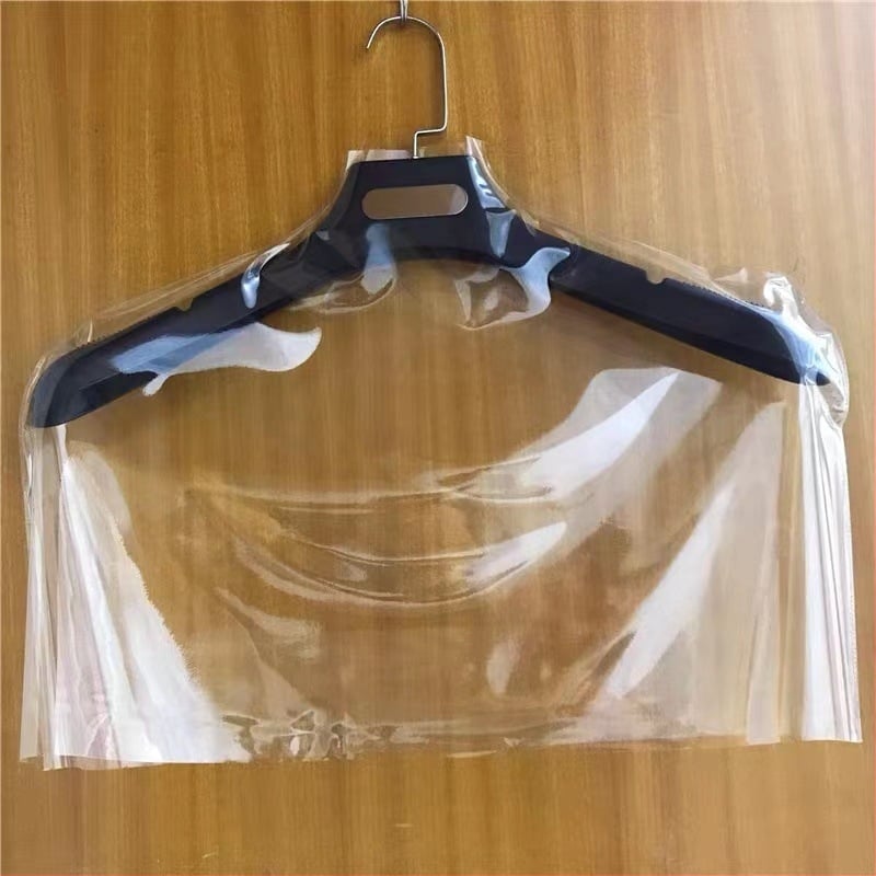 Läbipaistev plastmassist riidekaitseümbris, tolmu- ja niiskuskindel, moodne minimalistlik stiil