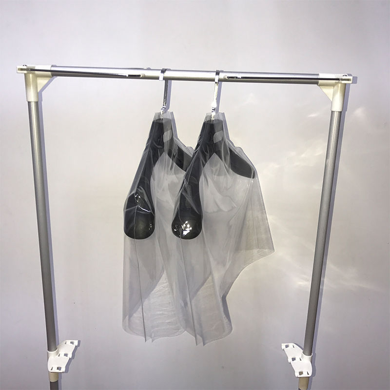 Läbipaistev plastmassist riidekaitseümbris, tolmu- ja niiskuskindel, moodne minimalistlik stiil