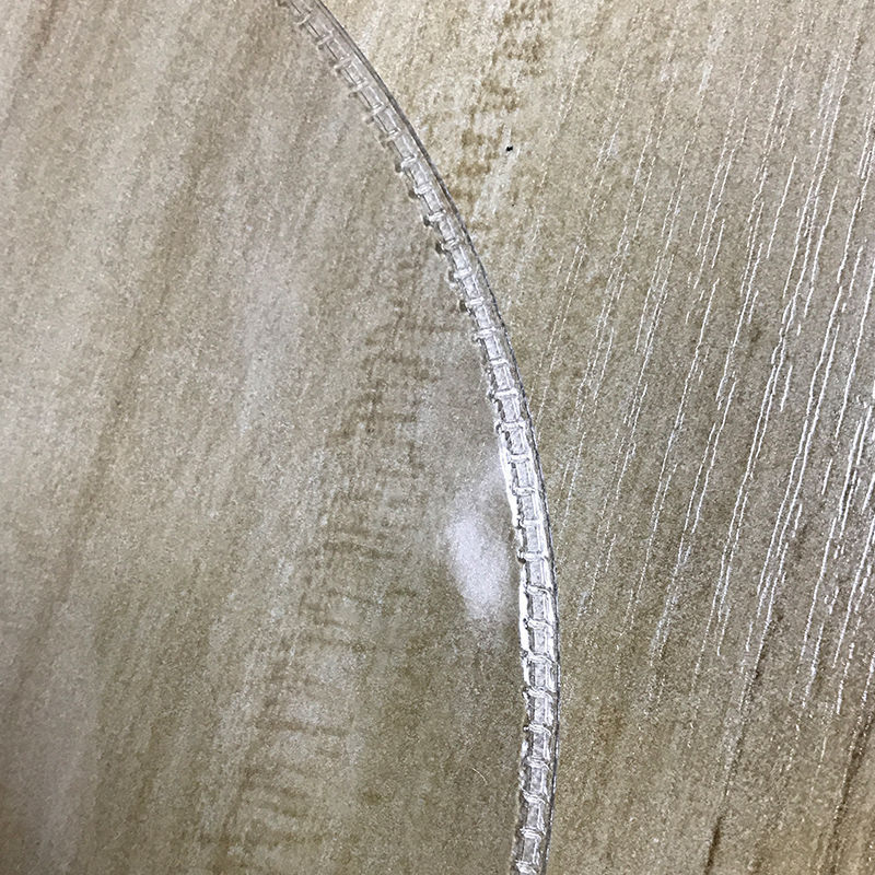 Läbipaistev plastmassist riidekaitseümbris, tolmu- ja niiskuskindel, moodne minimalistlik stiil