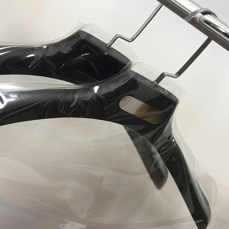 Läbipaistev plastmassist riidekaitseümbris, tolmu- ja niiskuskindel, moodne minimalistlik stiil