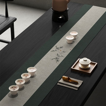 Stolnjak, poliesterski materijal, kvadratnog oblika, kineski stil, uzorak biljaka i cvijeća, otporan na habanje i upija vodu