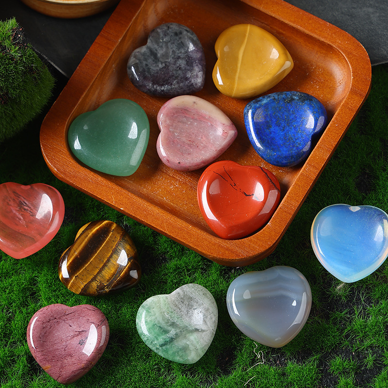 Plaukstas akmens – sirds formas masāžas akmens no rozā kvarca, Nafus, kartona iepakojums