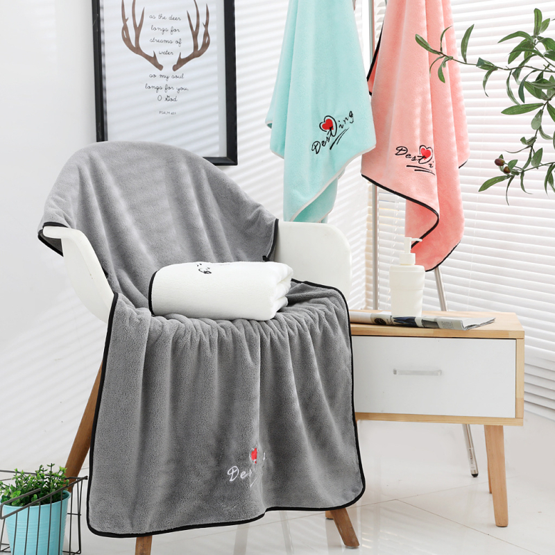 Koral bársony fürdőtörölköző, hímzett és bevarrt szegéllyel, 300-400 g, 150D fonal, testre szabható