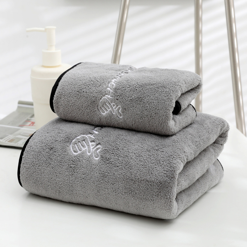 Koral bársony fürdőtörölköző, hímzett és bevarrt szegéllyel, 300-400 g, 150D fonal, testre szabható