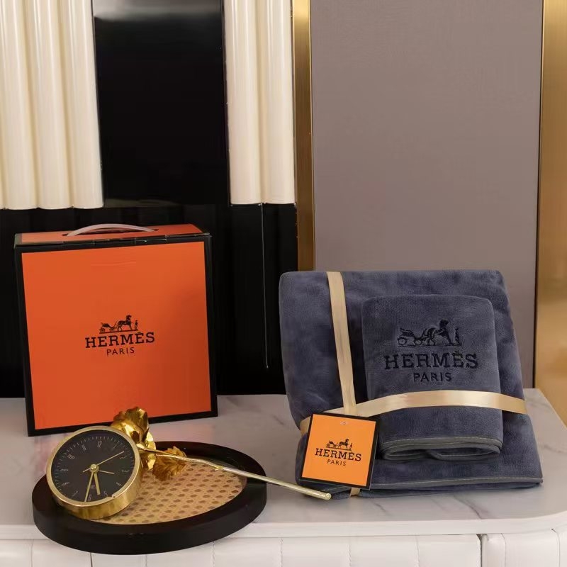 Dvodjelni set ručnika za kupanje i plažu od koralnog fleisa — brzo suši, upija, šiven rub, 60s nit