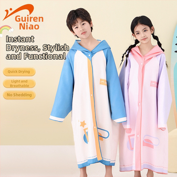 Gyerekeknek kapucnis úszótörölköző – nedvszívó, gyorsan száradó; poliészter+ nylon; tömeg 300–400 g; 19 szál; egyenletes szövés (plain weave); Noble Bird