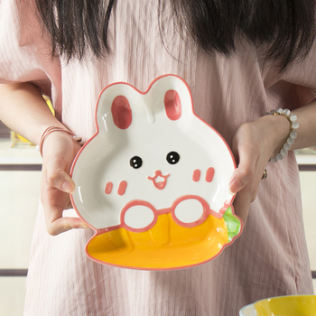 Crtić keramički tanjur za užinu – nepravilnog oblika, podglazurna završna obrada, mikrovalna otpornost, otisnut logotip, prilagodljiv