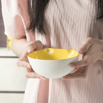 Crtić keramički tanjur za užinu – nepravilnog oblika, podglazurna završna obrada, mikrovalna otpornost, otisnut logotip, prilagodljiv