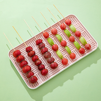 Plastični izložbeni pladanj za karamelizirane hlohe štapiće, četvrtasti plitki tanjur, moderni minimalistički stil, namijenjeno za komercijalnu upotrebu