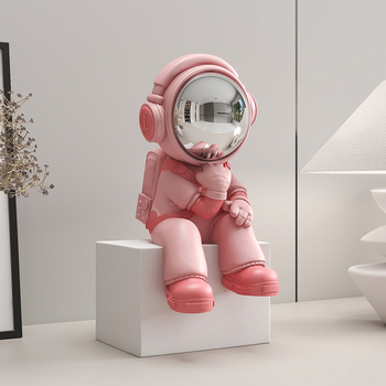 Sjedeći astronaut figura – smola, ručno obojena, moderni minimalistički stil