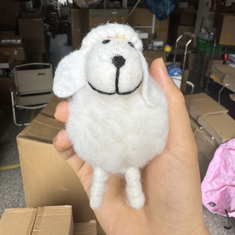 Mīkstā aita dekoratīvā figūra dzīvojamajai istabai – mūsdienīgs minimālisma stils, aušana, bez pielāgošanas