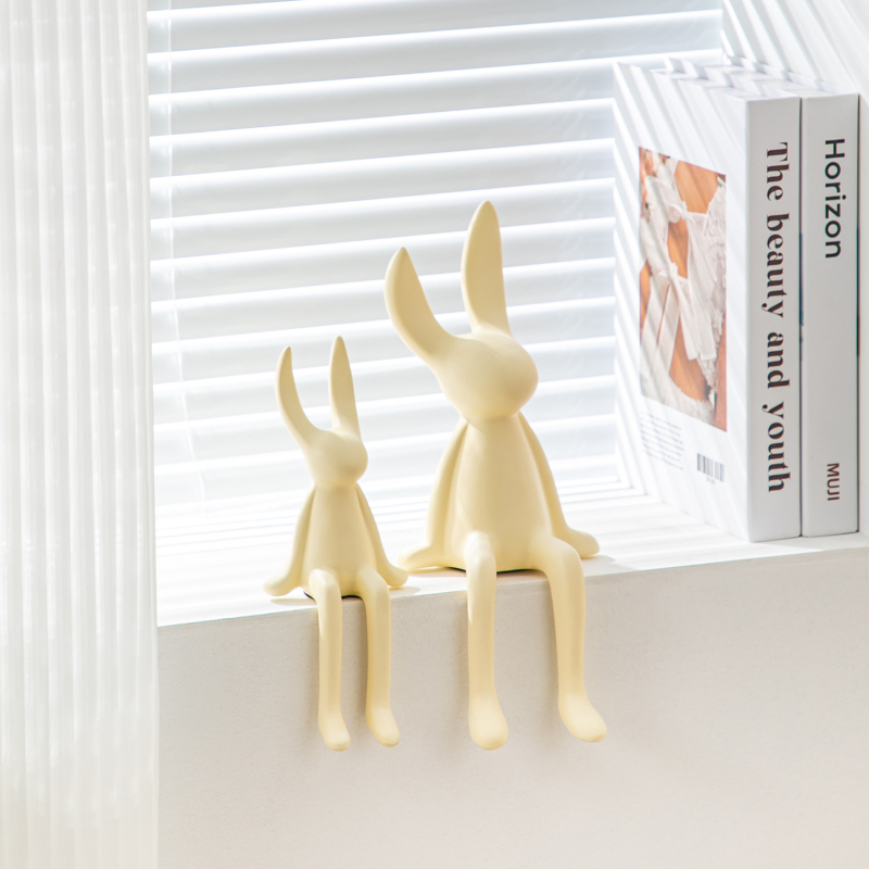 Keramikas zaķa figūra ar garām ausīm – Skandināvu moderns minimālisms, krāsots dekors dzīvojamā istabā, televizora skapī, vīna skapī un ieejā