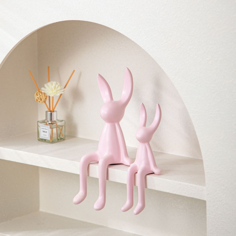 Keramikas zaķa figūra ar garām ausīm – Skandināvu moderns minimālisms, krāsots dekors dzīvojamā istabā, televizora skapī, vīna skapī un ieejā