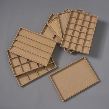 Taisnstūra lina šperu displejs – kaklarotas, gredzeni un auskari, density board pamats, viens slānis, augstas kvalitātes dizains, pavasaris 2023