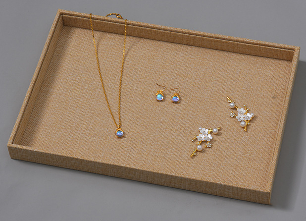 Taisnstūra lina šperu displejs – kaklarotas, gredzeni un auskari, density board pamats, viens slānis, augstas kvalitātes dizains, pavasaris 2023