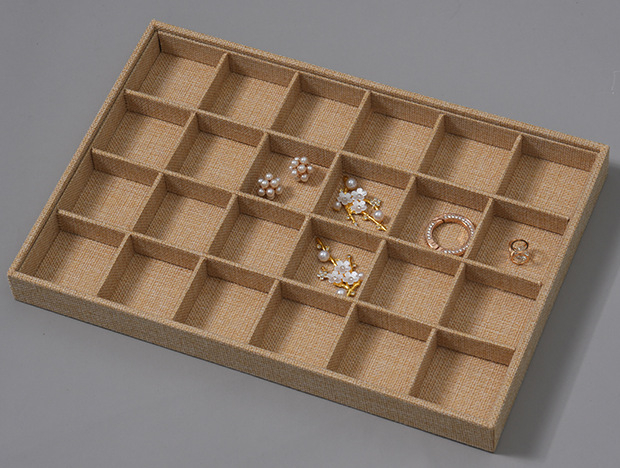 Taisnstūra lina šperu displejs – kaklarotas, gredzeni un auskari, density board pamats, viens slānis, augstas kvalitātes dizains, pavasaris 2023