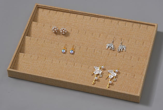 Taisnstūra lina šperu displejs – kaklarotas, gredzeni un auskari, density board pamats, viens slānis, augstas kvalitātes dizains, pavasaris 2023