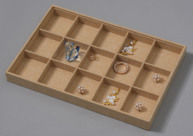 Taisnstūra lina šperu displejs – kaklarotas, gredzeni un auskari, density board pamats, viens slānis, augstas kvalitātes dizains, pavasaris 2023