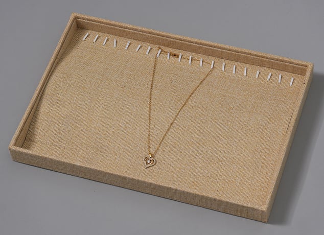 Taisnstūra lina šperu displejs – kaklarotas, gredzeni un auskari, density board pamats, viens slānis, augstas kvalitātes dizains, pavasaris 2023