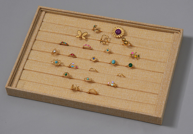 Taisnstūra lina šperu displejs – kaklarotas, gredzeni un auskari, density board pamats, viens slānis, augstas kvalitātes dizains, pavasaris 2023