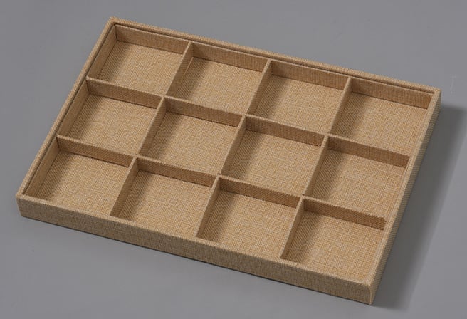 Taisnstūra lina šperu displejs – kaklarotas, gredzeni un auskari, density board pamats, viens slānis, augstas kvalitātes dizains, pavasaris 2023