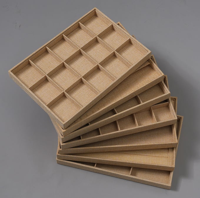 Taisnstūra lina šperu displejs – kaklarotas, gredzeni un auskari, density board pamats, viens slānis, augstas kvalitātes dizains, pavasaris 2023