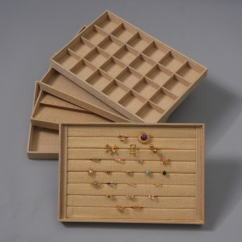 Taisnstūra lina šperu displejs – kaklarotas, gredzeni un auskari, density board pamats, viens slānis, augstas kvalitātes dizains, pavasaris 2023