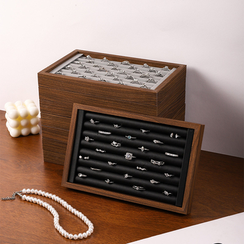 Benya juvelieru plaukts ar ādas korpusu un flaneles iekšējo apdari, Pavasaris 2025