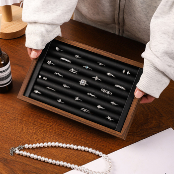 Benya juvelieru plaukts ar ādas korpusu un flaneles iekšējo apdari, Pavasaris 2025