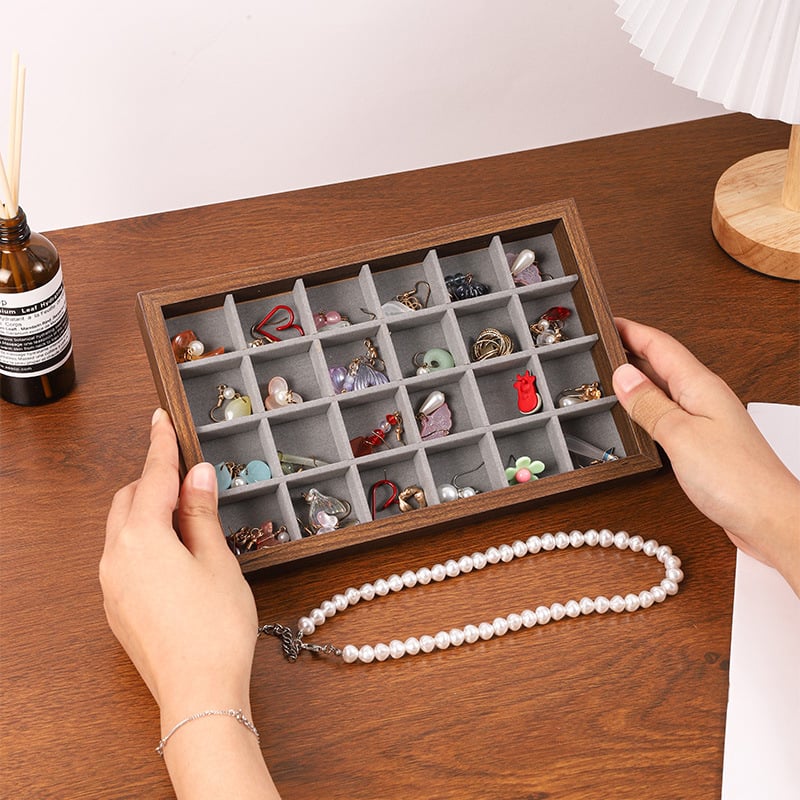 Benya juvelieru plaukts ar ādas korpusu un flaneles iekšējo apdari, Pavasaris 2025