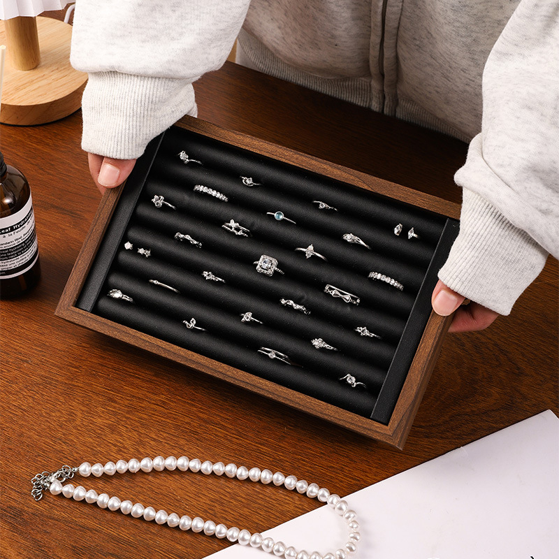 Benya juvelieru plaukts ar ādas korpusu un flaneles iekšējo apdari, Pavasaris 2025