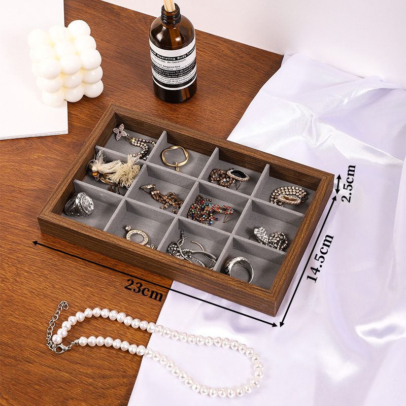 Benya juvelieru plaukts ar ādas korpusu un flaneles iekšējo apdari, Pavasaris 2025