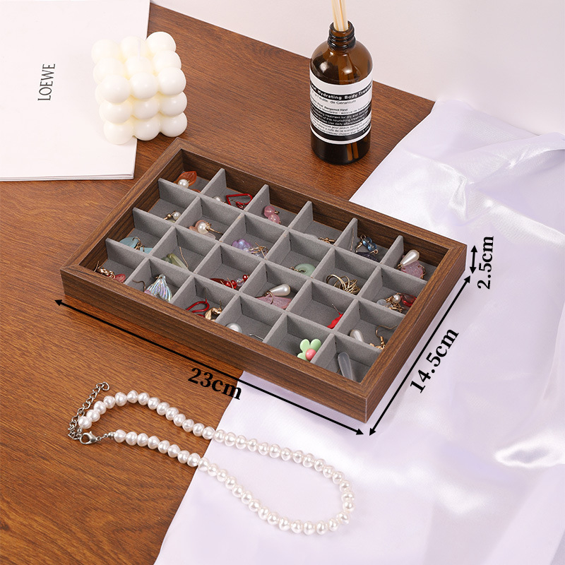 Benya juvelieru plaukts ar ādas korpusu un flaneles iekšējo apdari, Pavasaris 2025