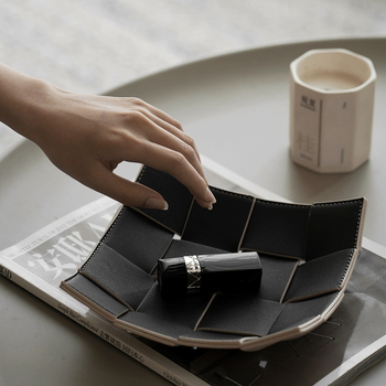 Kožna kutija za pohranu, ručno izrađena, moderni minimalistički dizajn, za dnevni boravak i organiziranje malih predmeta.