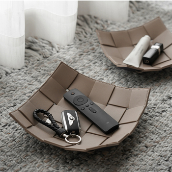 Kožna kutija za pohranu, ručno izrađena, moderni minimalistički dizajn, za dnevni boravak i organiziranje malih predmeta.