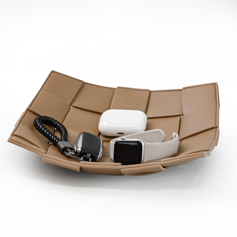 Kožna kutija za pohranu, ručno izrađena, moderni minimalistički dizajn, za dnevni boravak i organiziranje malih predmeta.