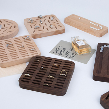 Koka juvelieru displeja trauks, mākslinieciskais stils, 2025. gada pavasaris