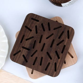 Koka juvelieru displeja trauks, mākslinieciskais stils, 2025. gada pavasaris