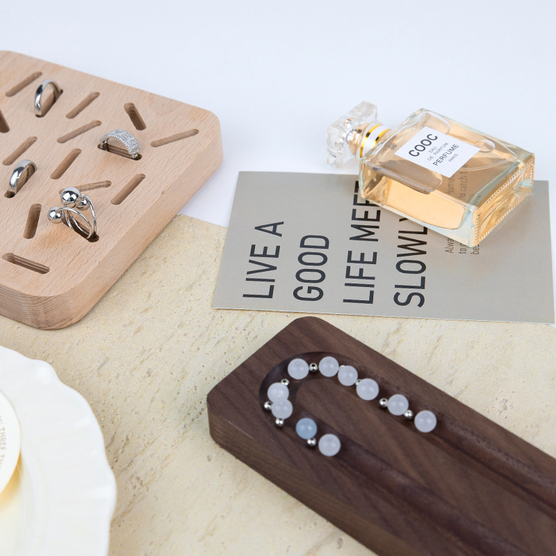 Koka juvelieru displeja trauks, mākslinieciskais stils, 2025. gada pavasaris