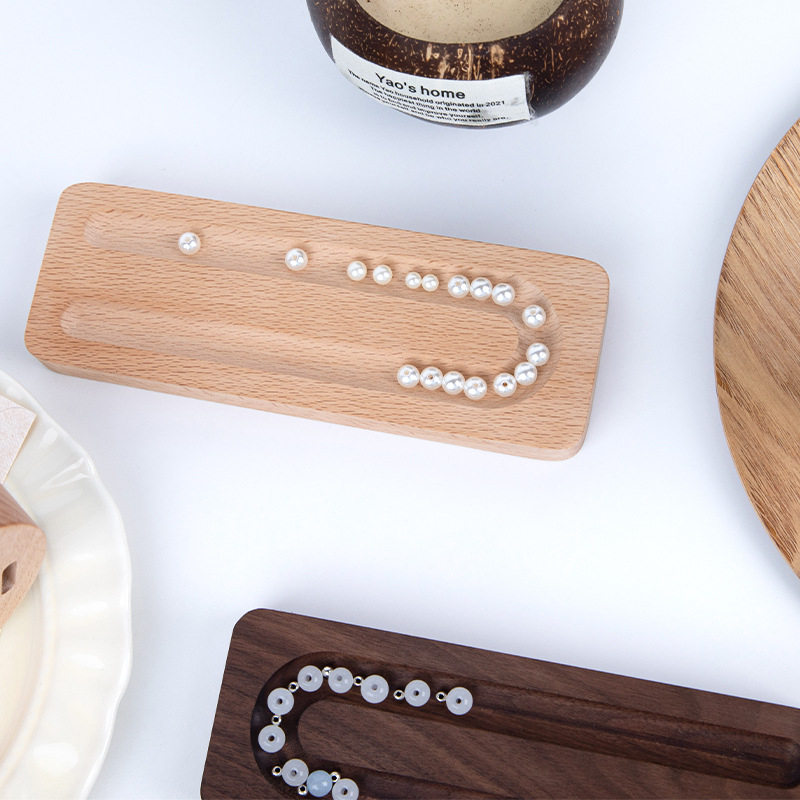 Koka juvelieru displeja trauks, mākslinieciskais stils, 2025. gada pavasaris