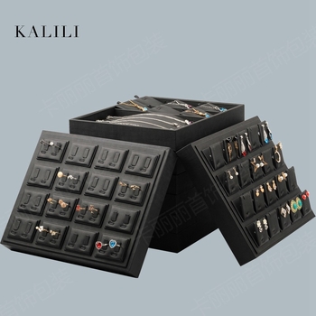 Mākslinieciska juvelierizstrādājumu displeja statīvs rokassprādēm, gredieniem, piekariņiem, auskarām un kaklarotām; materiāls: Cits; 2024. gada pavasaris izlaišana