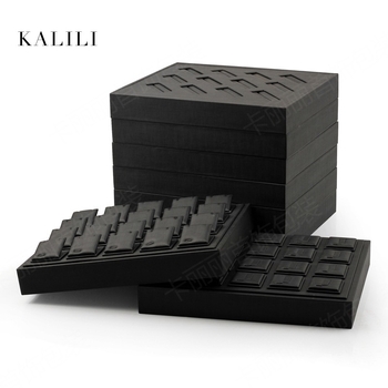 Mākslinieciska juvelierizstrādājumu displeja statīvs rokassprādēm, gredieniem, piekariņiem, auskarām un kaklarotām; materiāls: Cits; 2024. gada pavasaris izlaišana