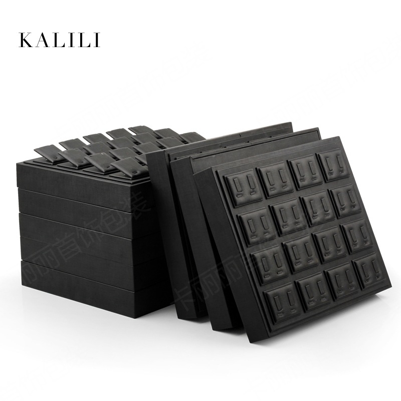 Mākslinieciska juvelierizstrādājumu displeja statīvs rokassprādēm, gredieniem, piekariņiem, auskarām un kaklarotām; materiāls: Cits; 2024. gada pavasaris izlaišana