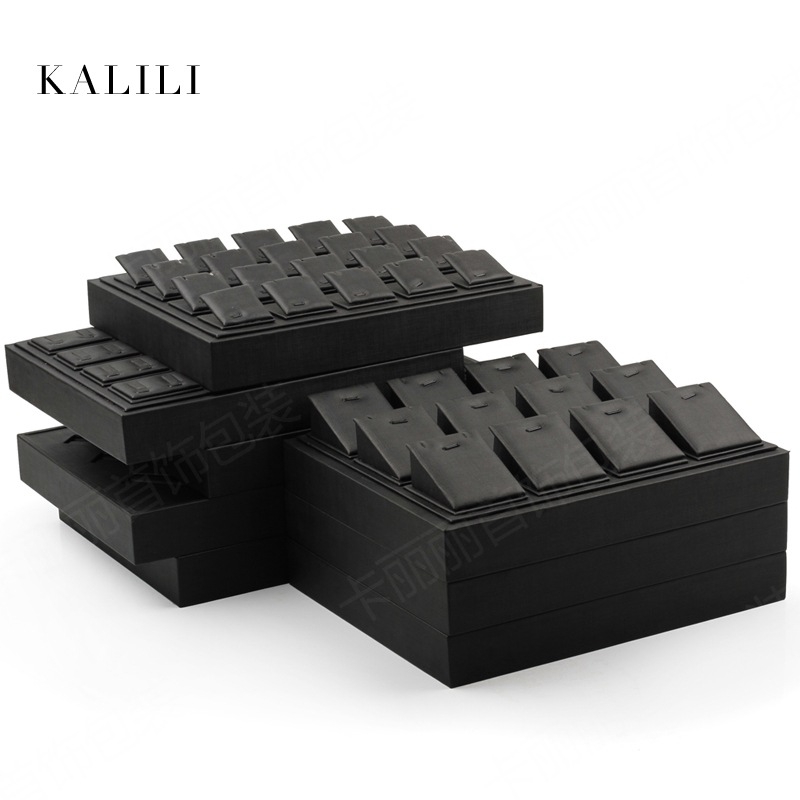 Mākslinieciska juvelierizstrādājumu displeja statīvs rokassprādēm, gredieniem, piekariņiem, auskarām un kaklarotām; materiāls: Cits; 2024. gada pavasaris izlaišana