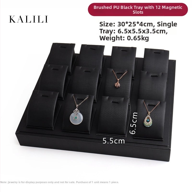 Mākslinieciska juvelierizstrādājumu displeja statīvs rokassprādēm, gredieniem, piekariņiem, auskarām un kaklarotām; materiāls: Cits; 2024. gada pavasaris izlaišana