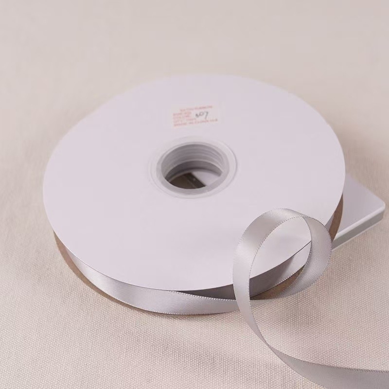 Polüesterist satiinlint kinkide pakkimiseks, bränd North of the Creek; sobib pulmadeks, jõulukaunistusteks ja DIY käsitööks.