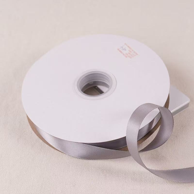 Polüesterist satiinlint kinkide pakkimiseks, bränd North of the Creek; sobib pulmadeks, jõulukaunistusteks ja DIY käsitööks.